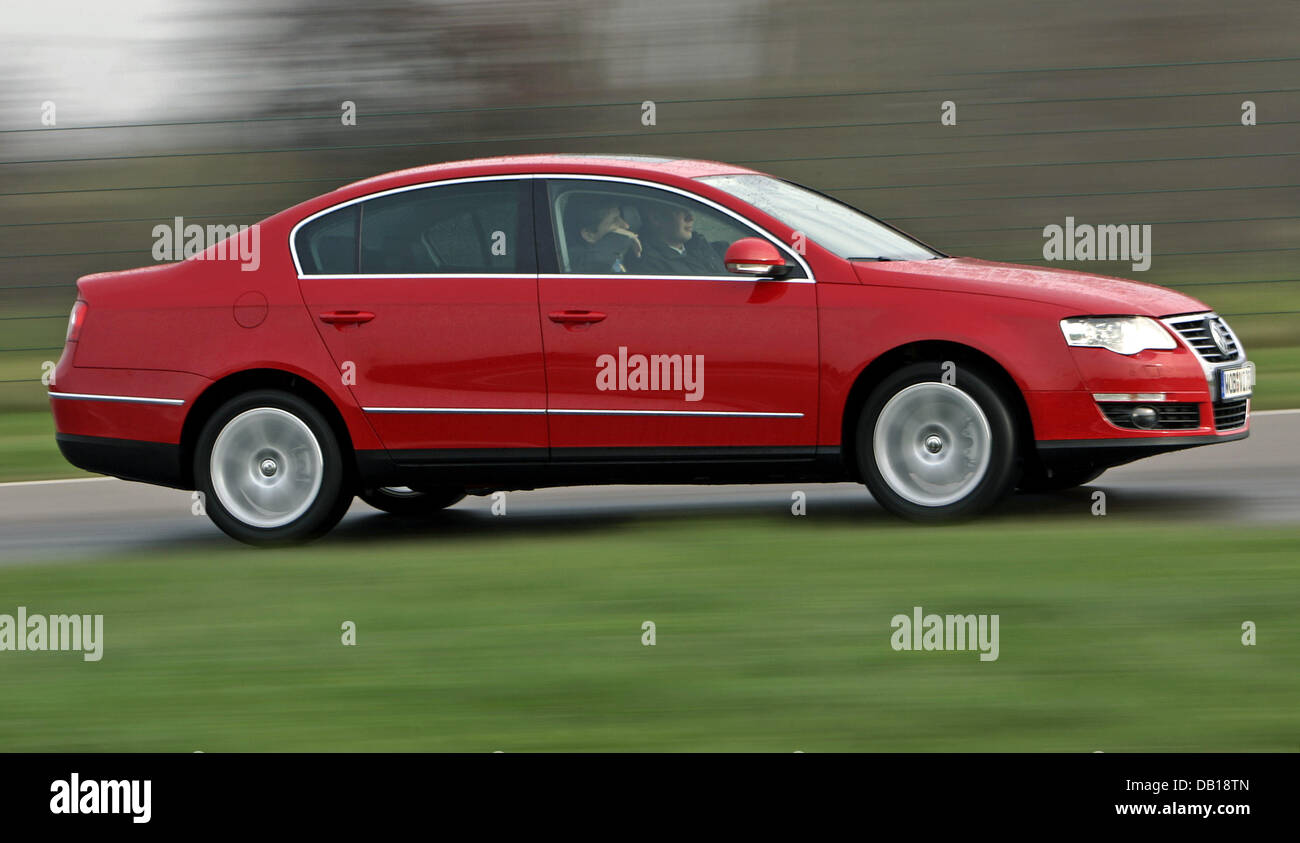 I giornalisti di esperienza il prototipo di una Volkswagen (VW) Passat con un gas naturale motore turbo a Leipzig, Germania, 20 novembre 2007. Il 1.4 litri sti motore consegna HP 150 che può essere alimentato con gas naturale e della benzina è stato presentato alla stampa. In esecuzione in gas naturale modalità, a consumi di 5.2 litri di benzina per cento chilometri è previsto per il veicolo. Il motore Foto Stock