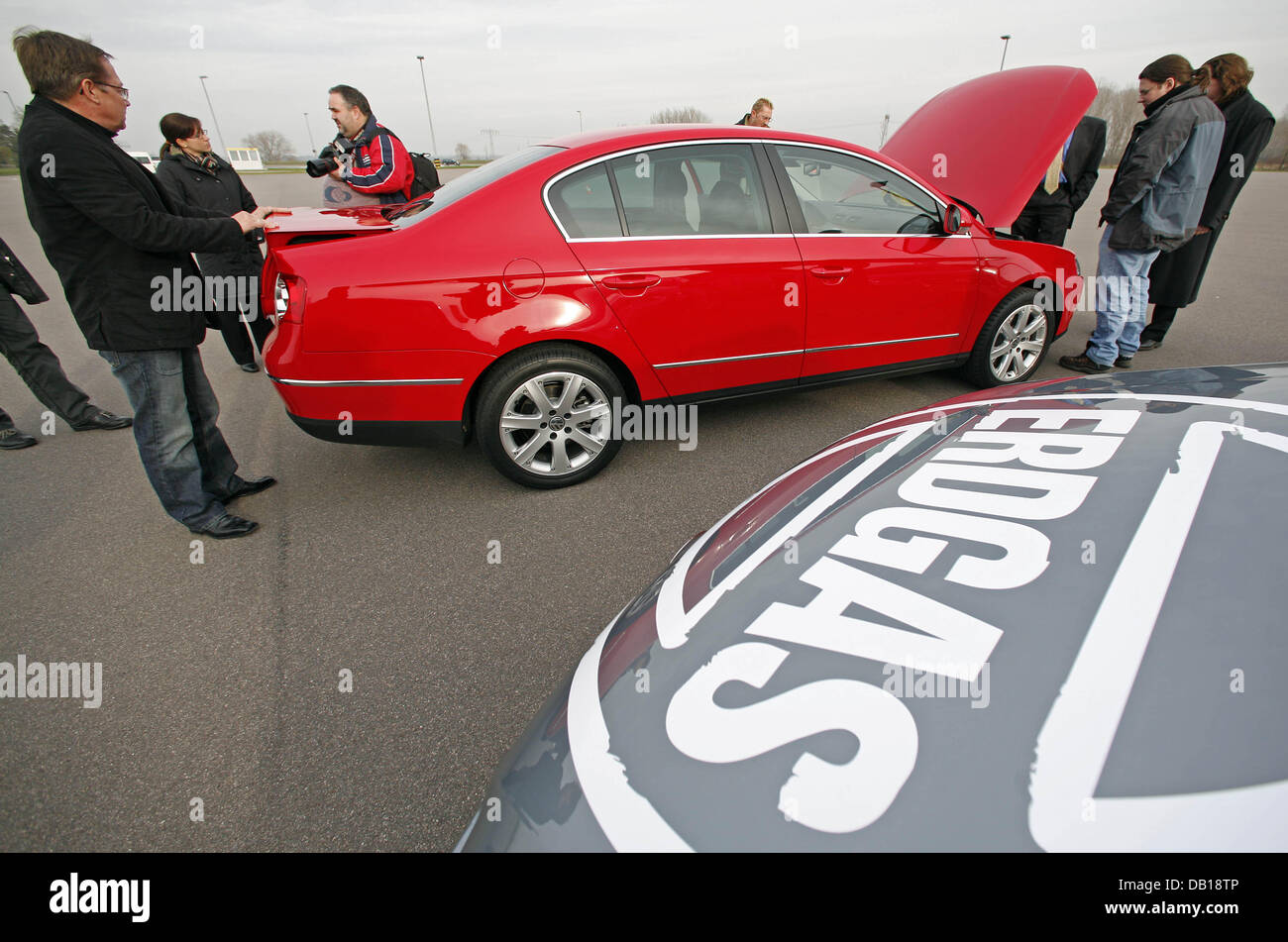 I giornalisti prendere uno sguardo da vicino su il prototipo di una Volkswagen (VW) Passat con un gas naturale motore turbo a Leipzig, Germania, 20 novembre 2007. Il 1.4 litri sti motore consegna HP 150 che può essere alimentato con gas naturale e della benzina è stato presentato alla stampa. In esecuzione in gas naturale modalità, a consumi di 5.2 litri di benzina per cento chilometri è previsto per il veicolo. Foto Stock