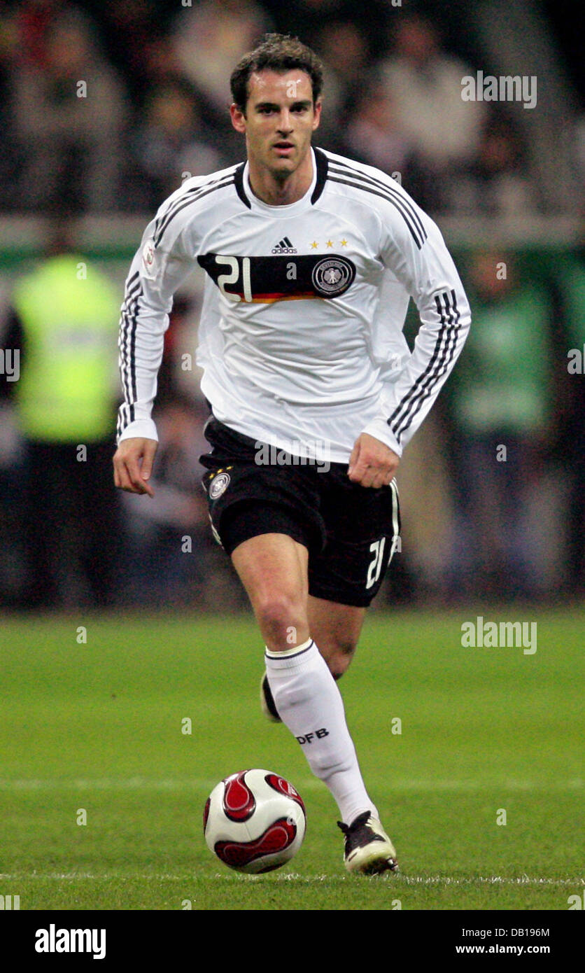Il tedesco giocatore nazionale Christoph Metzelder è mostrato in azione durante il gruppo D Euro2008 match di qualificazione contro il Galles a Commerzbank Arena di Francoforte sul Meno, Germania, 21 novembre 2007. La partita si è conclusa in un 0-0. Foto: Uwe Anspach Foto Stock