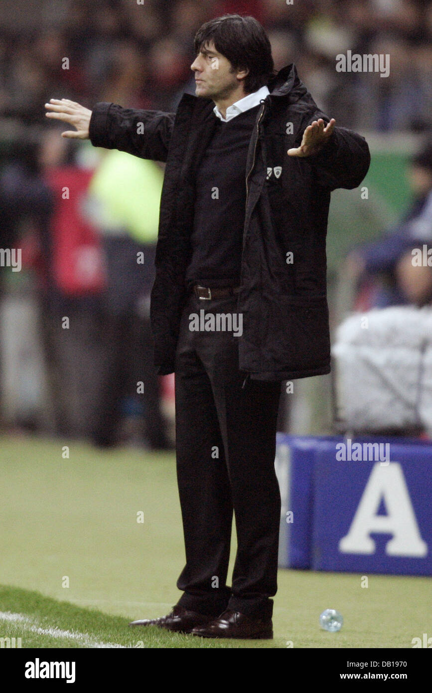 Il tedesco allenatore nazionale Joachim Loew gesti al margine durante il gruppo D Euro2008 match di qualificazione contro il Galles a Commerzbank Arena di Francoforte sul Meno, Germania, 21 novembre 2007. La partita si è conclusa in un 0-0. Foto: Frank può Foto Stock