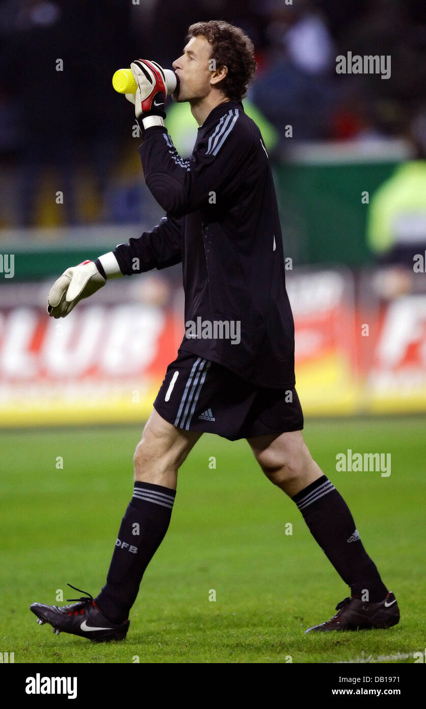 Nazionale tedesco di portiere Jens LEHMANN bevande durante il gruppo D Euro2008 match di qualificazione contro il Galles a Commerzbank Arena di Francoforte sul Meno, Germania, 21 novembre 2007. La partita si è conclusa in un 0-0. Foto: Ronald Wittek Foto Stock