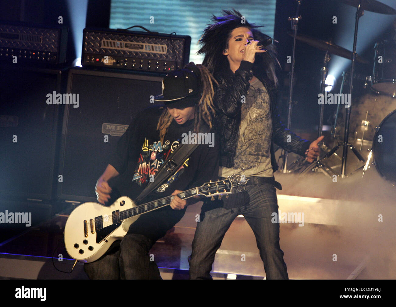 Gemelli di German pop rock band " Tokio Hotel', Bill Kaulitz (R) e Tom Kaulitz, eseguire durante la registrazione della serie televisiva "Unsere Besten - Musikstars aller Zeiten" (letteralmente: i nostri migliori - i musicisti di tutti i tempi) per il canale della televisione tedesca ZDF "" di Berlino, Germania, 22 novembre 2007. Foto: Rainer Jensen Foto Stock