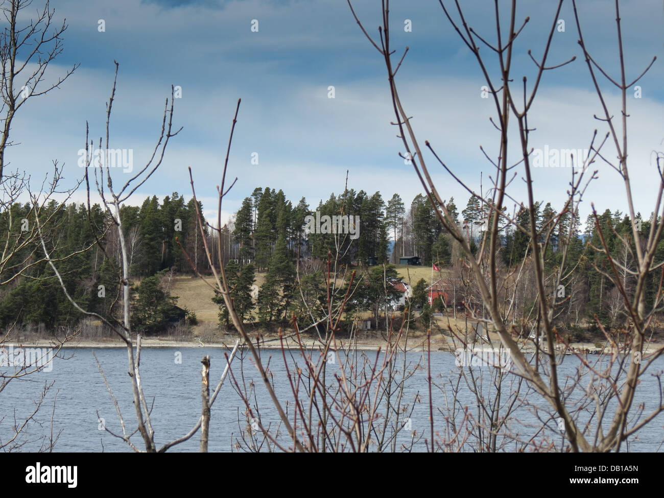 Il memorial guardando oltre l'ISOLA DI UTOYA,NORVEGIA,dove 69 persone sono state uccise da Anders Behring Breivik Foto Stock