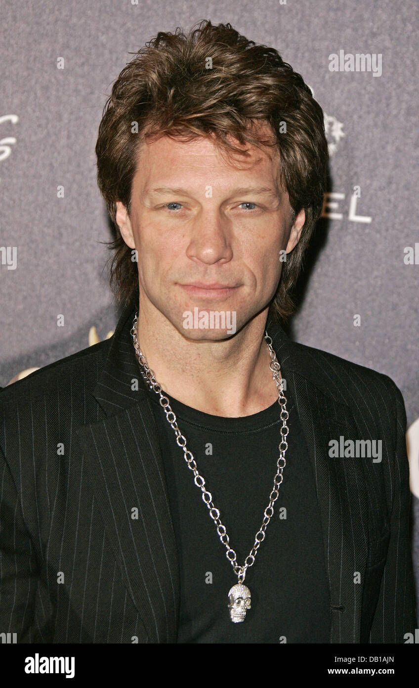 American Jon Bon Jovi pone sul tappeto rosso della cinquantanovesima Bambi annuale cerimonia di premiazione che si terrà a Duesseldorf, Germania, 29 novembre 2007. Il famoso musicista rock ha ricevuto un Bambi Award nella categoria 'Musica' internazionale per la sua band Bon Jovi. Foto: Hubert Boesl Foto Stock