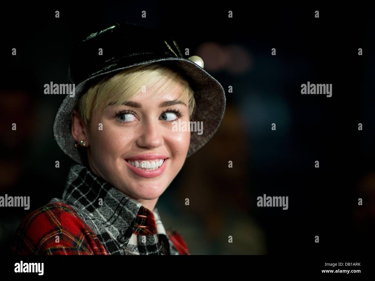 Bad Vilbel, Germania. 22 Luglio, 2013. Noi pop star e un idol teen Miley Cyrus è raffigurato durante una stampa data ad un private radio emittente in Bad Vilbel, Germania, 22 luglio 2013. Lo studio del canale radio è stato circondato da centinaia di fans. Foto: BORIS ROESSLER/dpa/Alamy Live News Foto Stock