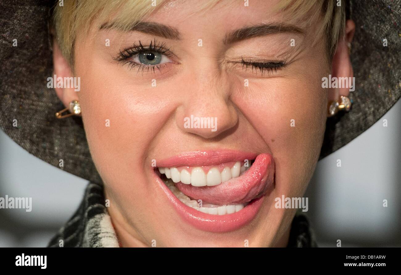 Bad Vilbel, Germania. 22 Luglio, 2013. Noi pop star e un idol teen Miley Cyrus è raffigurato durante una stampa data ad un private radio emittente in Bad Vilbel, Germania, 22 luglio 2013. Lo studio del canale radio è stato circondato da centinaia di fans. Foto: BORIS ROESSLER/dpa/Alamy Live News Foto Stock