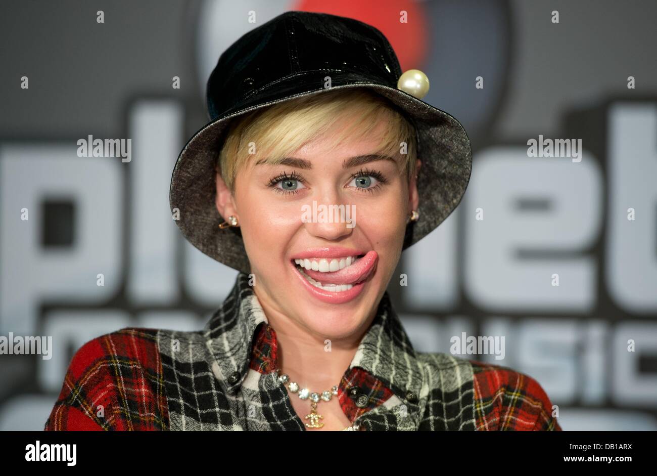 Bad Vilbel, Germania. 22 Luglio, 2013. Noi pop star e un idol teen Miley Cyrus è raffigurato durante una stampa data ad un private radio emittente in Bad Vilbel, Germania, 22 luglio 2013. Lo studio del canale radio è stato circondato da centinaia di fans. Foto: BORIS ROESSLER/dpa/Alamy Live News Foto Stock