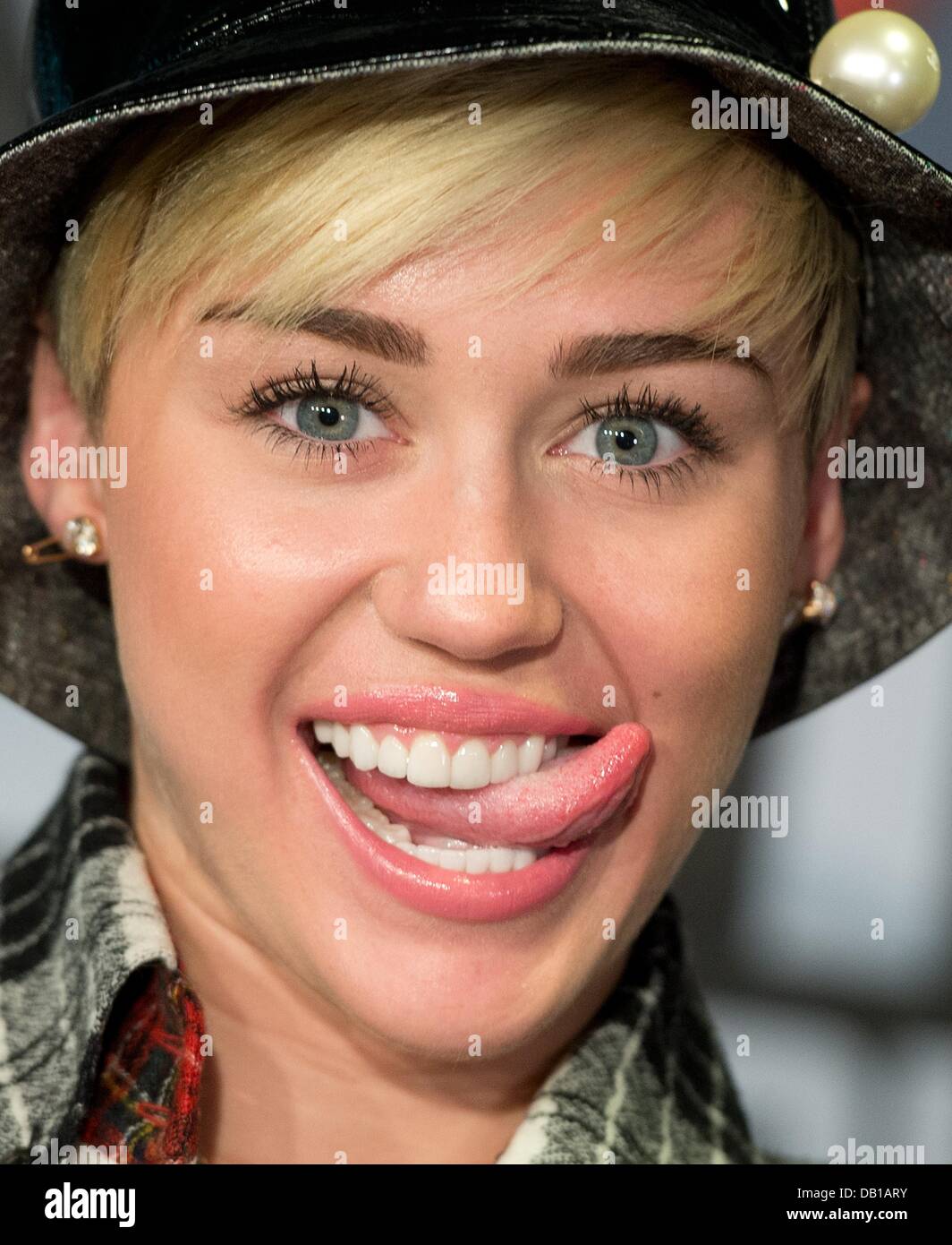 Bad Vilbel, Germania. 22 Luglio, 2013. Noi pop star e un idol teen Miley Cyrus è raffigurato durante una stampa data ad un private radio emittente in Bad Vilbel, Germania, 22 luglio 2013. Lo studio del canale radio è stato circondato da centinaia di fans. Foto: BORIS ROESSLER/dpa/Alamy Live News Foto Stock