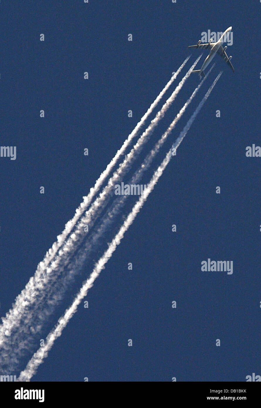 (Dpa) file il file immagine datata 21 maggio 2007 mostra un aeromobile il disegno di un sentiero di vapore nel profondo blu del cielo di Francoforte sul Meno, Germania. Foto: Frank Rumpenhorst Foto Stock