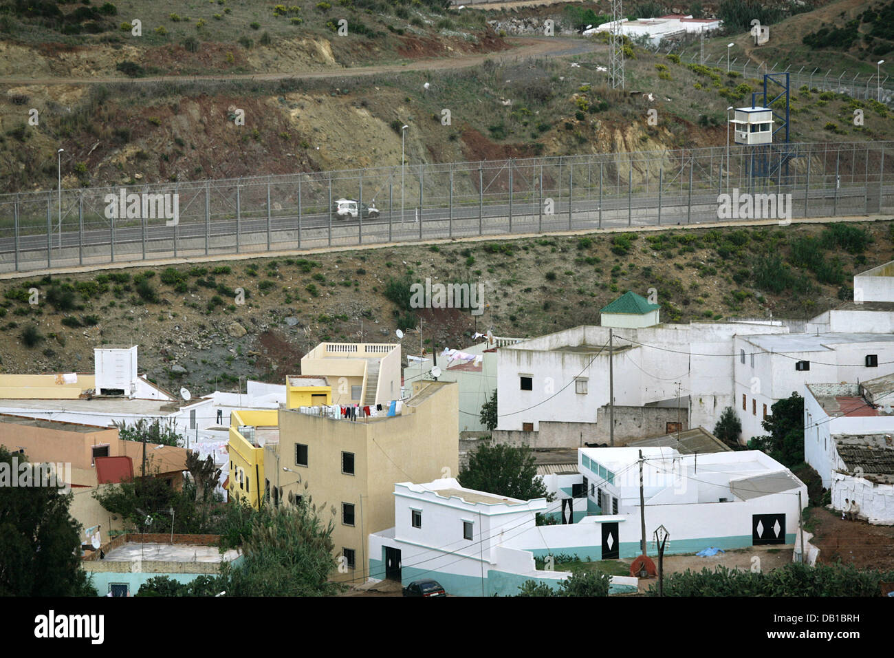 La foto mostra la recinzione di confine che separa le enclave spagnole di  Ceuta (fondo) dal Marocco, Spagna, 13 ottobre 2007. Foto: Bodo segna Foto  stock - Alamy