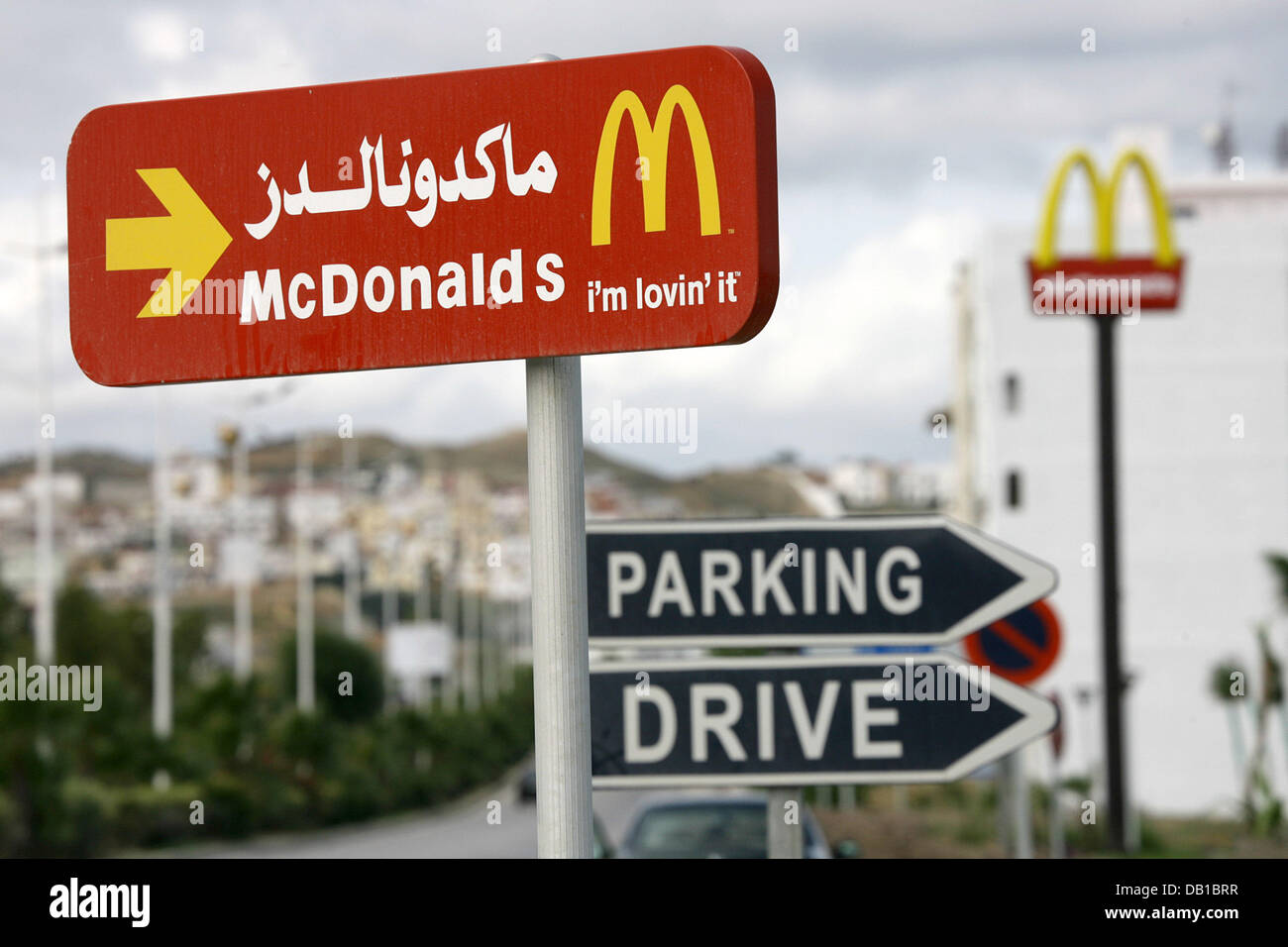 Un cartello indica la strada per un ristorante della catena di un fast food McDonald in arabo e lettere latine in Tetouan, Marocco, 13 ottobre 2007. Foto: Bodo segna Foto Stock