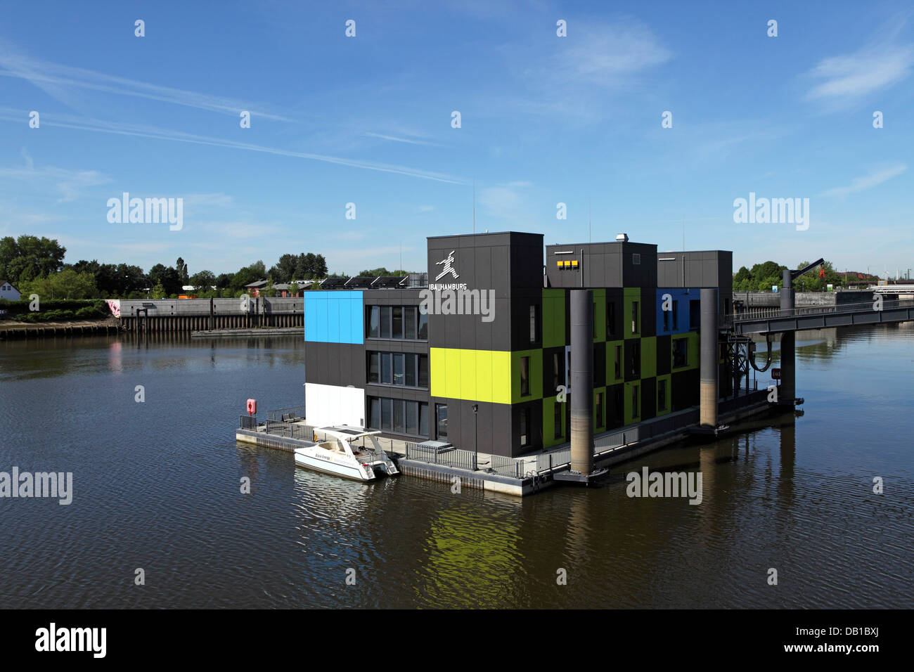Il pontile galleggiante, la IBA Hamburg Visitor Center su Wilhelmsburg isola in Amburgo, Germania. Foto Stock