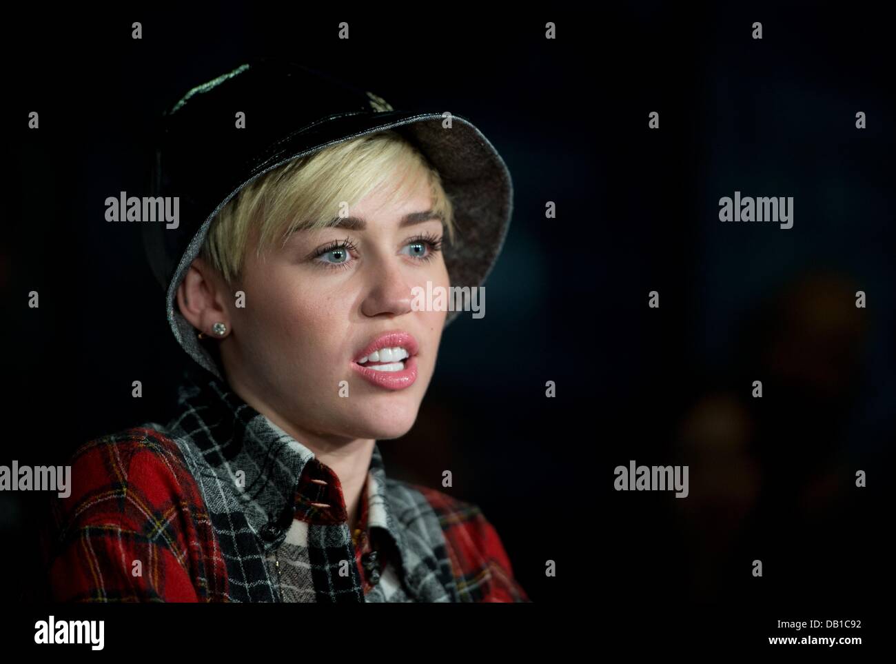 Bad Vilbel, Germania. 22 Luglio, 2013. Noi pop star e un idol teen Miley Cyrus è raffigurato durante una stampa data ad un private radio emittente in Bad Vilbel, Germania, 22 luglio 2013. Lo studio del canale radio è stato circondato da centinaia di fans. Foto: BORIS ROESSLER/dpa/Alamy Live News Foto Stock