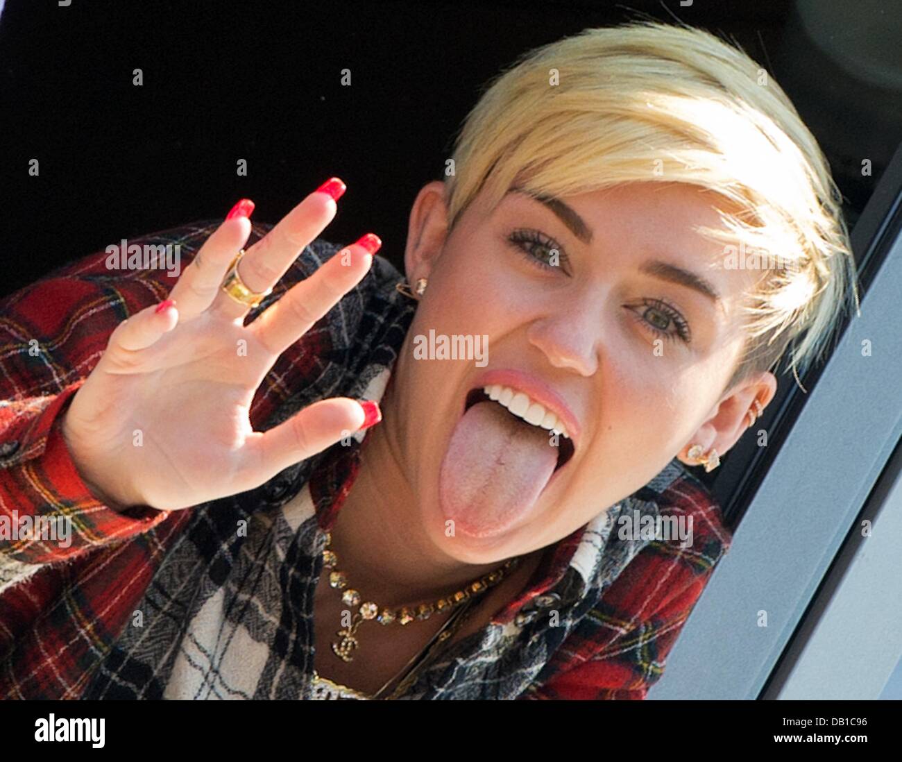 Bad Vilbel, Germania. 22 Luglio, 2013. Noi pop star e un idol teen Miley Cyrus arriva a un privato emittente radio per un colloquio e onde da una finestra in Bad Vilbel, Germania, 22 luglio 2013. Lo studio del canale radio è stato circondato da centinaia di fans. Foto: BORIS ROESSLER/dpa/Alamy Live News Foto Stock