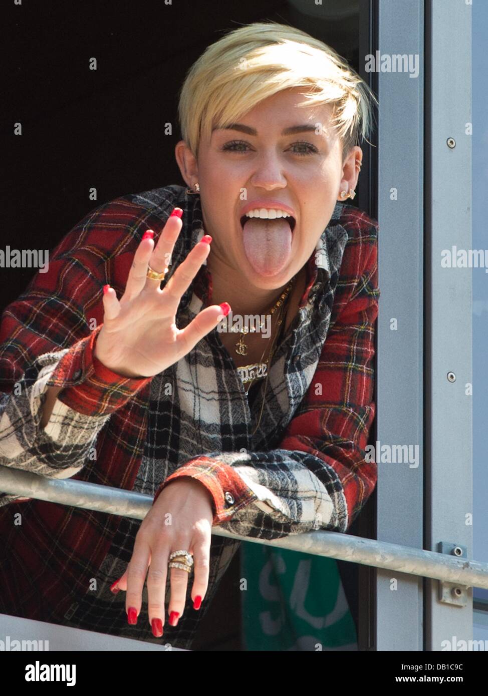 Bad Vilbel, Germania. 22 Luglio, 2013. Noi pop star e un idol teen Miley Cyrus arriva a un privato emittente radio per un colloquio e onde da una finestra in Bad Vilbel, Germania, 22 luglio 2013. Lo studio del canale radio è stato circondato da centinaia di fans. Foto: BORIS ROESSLER/dpa/Alamy Live News Foto Stock