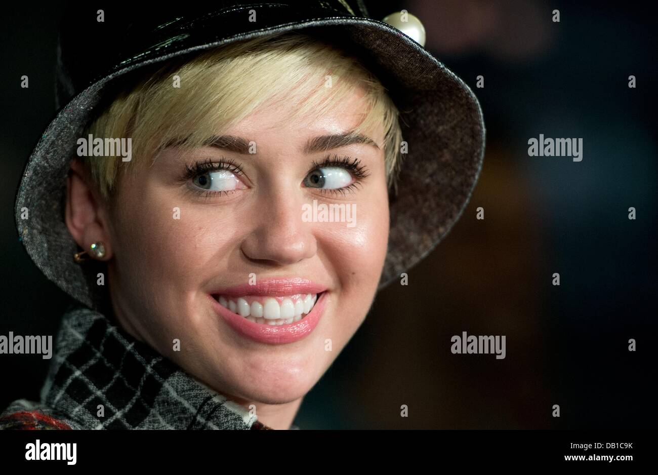 Bad Vilbel, Germania. 22 Luglio, 2013. Noi pop star e un idol teen Miley Cyrus è raffigurato durante una stampa data ad un privato canale radio in Bad Vilbel, Germania, 22 luglio 2013. Lo studio del canale radio è stato circondato da centinaia di fans. Foto: BORIS ROESSLER/dpa/Alamy Live News Foto Stock