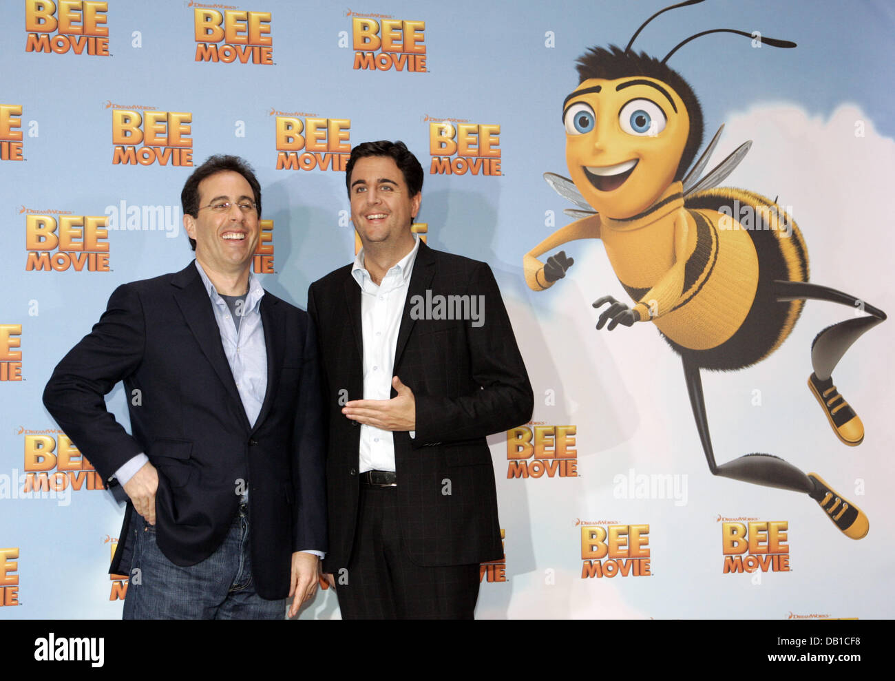 Noi comico Jerry Seinfeld (L), e la sua voce di doppiaggio attore tedesco Bastian Pastewka (R), pongono durante una chiamata di foto per i loro film 'Bee Movie" di Berlino, Germania, 07 dicembre 2007. Il film animato le trattative con le avventure dei maschi di bee Barry e sarà in tedesco cinema il 13 dicembre. Foto: RAINER JENSEN Foto Stock