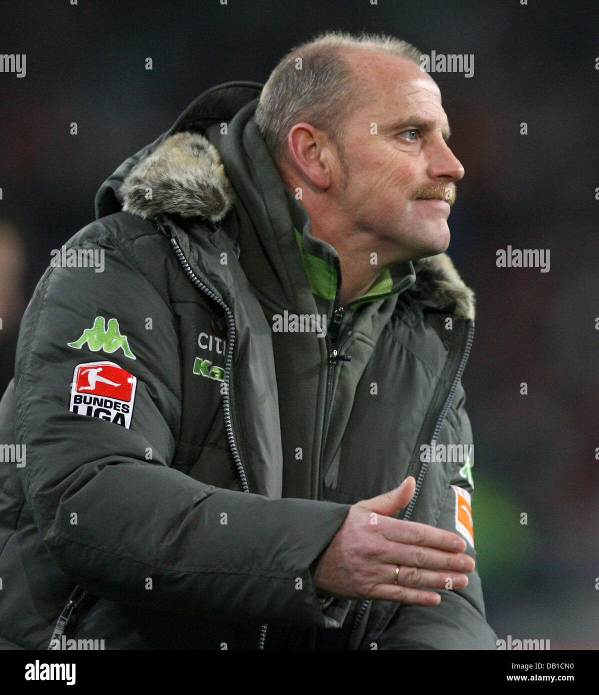 Werder Brema allenatore Thomas Schaaf gesticulates durante il suo Bundesliga soccer match contro Hannover 96 all'AWD Arena di Hannover, Germania, 8 dicembre 2007. Foto: FRISCO GENTSCH Foto Stock