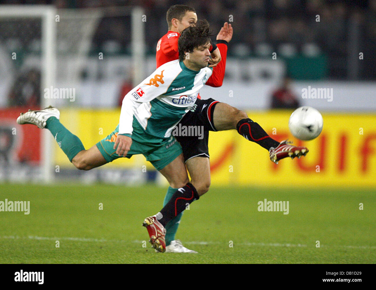 Steven Cherundolo (retro) di Hannover il sistema VIES per la palla con Diego di Brema durante la partita della Bundesliga Hannover 96 vs Werder Brema in AWD Arena stadium di Hannover, Germania, 08 dicembre 2007. Hannover sconfitto Bremen 4-3. Foto: Jochen Luebke Foto Stock