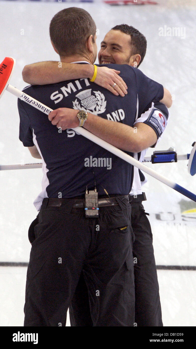 Peter Smith (C) e David Murdoch (R) abbraccio dopo aver vinto il Europeo 2007 Campionati di Curling partita finale Norvegia v Scozia a Füssen, Germania, 08 dicembre 2007. Foto: Karl-Josef Hildenbrand Foto Stock