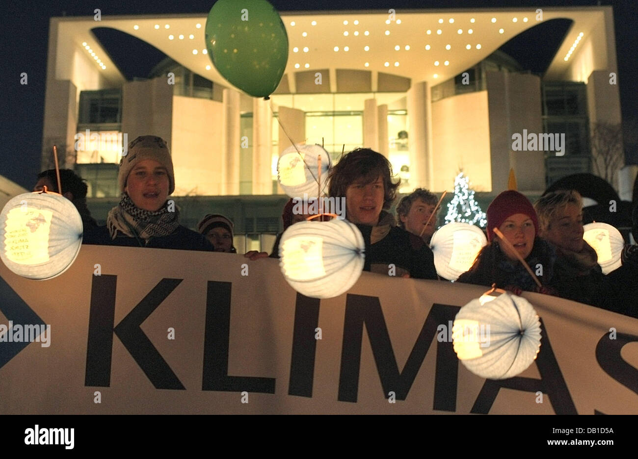 Persone dimostrare con lampions, palloncini e un banner di lettura "protezione del clima" presso la cancelleria federale a Berlino, Germania, 08 dicembre 2007. Il rally fa parte del clima mondiale giornata di azione di sostegno e chiede alla Conferenza delle Nazioni Unite sui cambiamenti climatici svoltasi a Bali, Indonesia. Foto: Peer Grimm Foto Stock