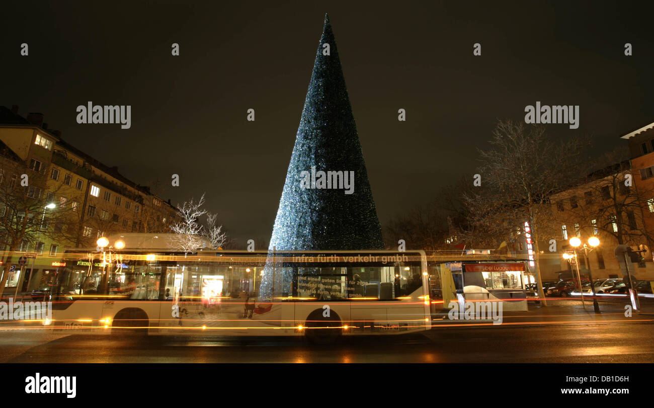 Un autobus che passa di trenta metri di altezza albero di Natale nel centro cittadino di Fuerth, Germania, 10 dicembre 2007. Secondo le autorità della città, l'albero artificiale imposta da 2.000 singoli rami è la Germania più alti. Foto: Daniel Karmann Foto Stock