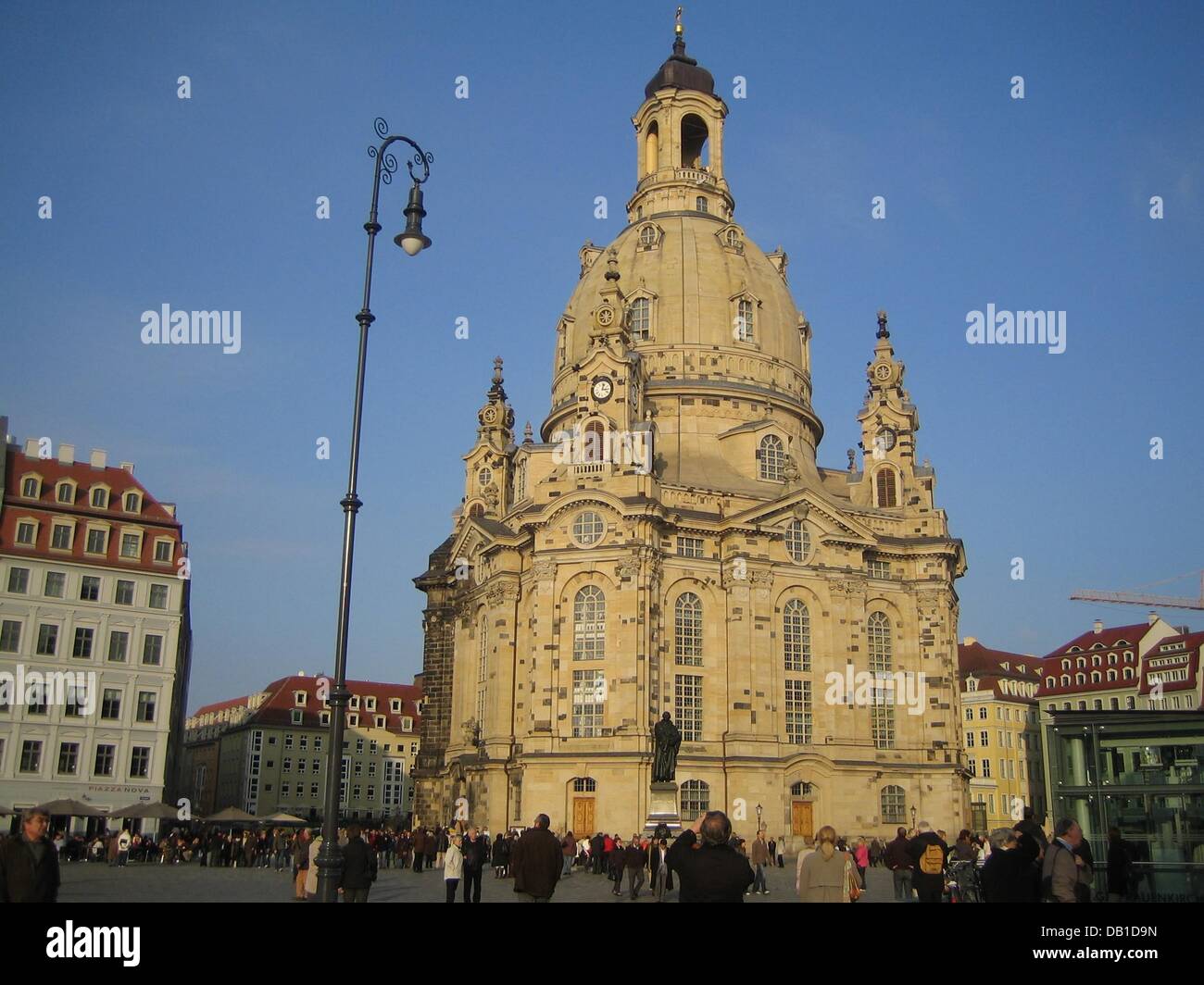 La foto mostra la Frauenkirche di Dresda protestante della Chiesa che fu distrutta durante la II Guerra Mondiale e ricostruita tra il 1994 e il 2005 con donazioni, a Dresda (Germania), 28 ottobre 2007. Foto: Beate Schleep Foto Stock