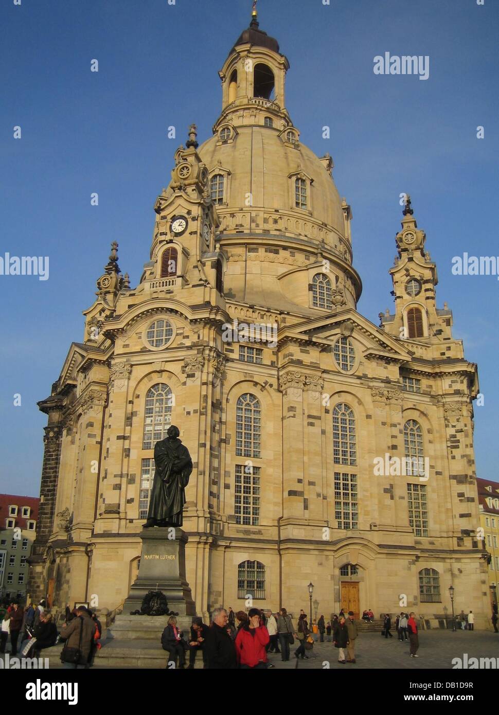 La foto mostra la Frauenkirche di Dresda protestante della Chiesa che fu distrutta durante la II Guerra Mondiale e ricostruita tra il 1994 e il 2005 con donazioni, a Dresda (Germania), 28 ottobre 2007. Foto: Beate Schleep Foto Stock