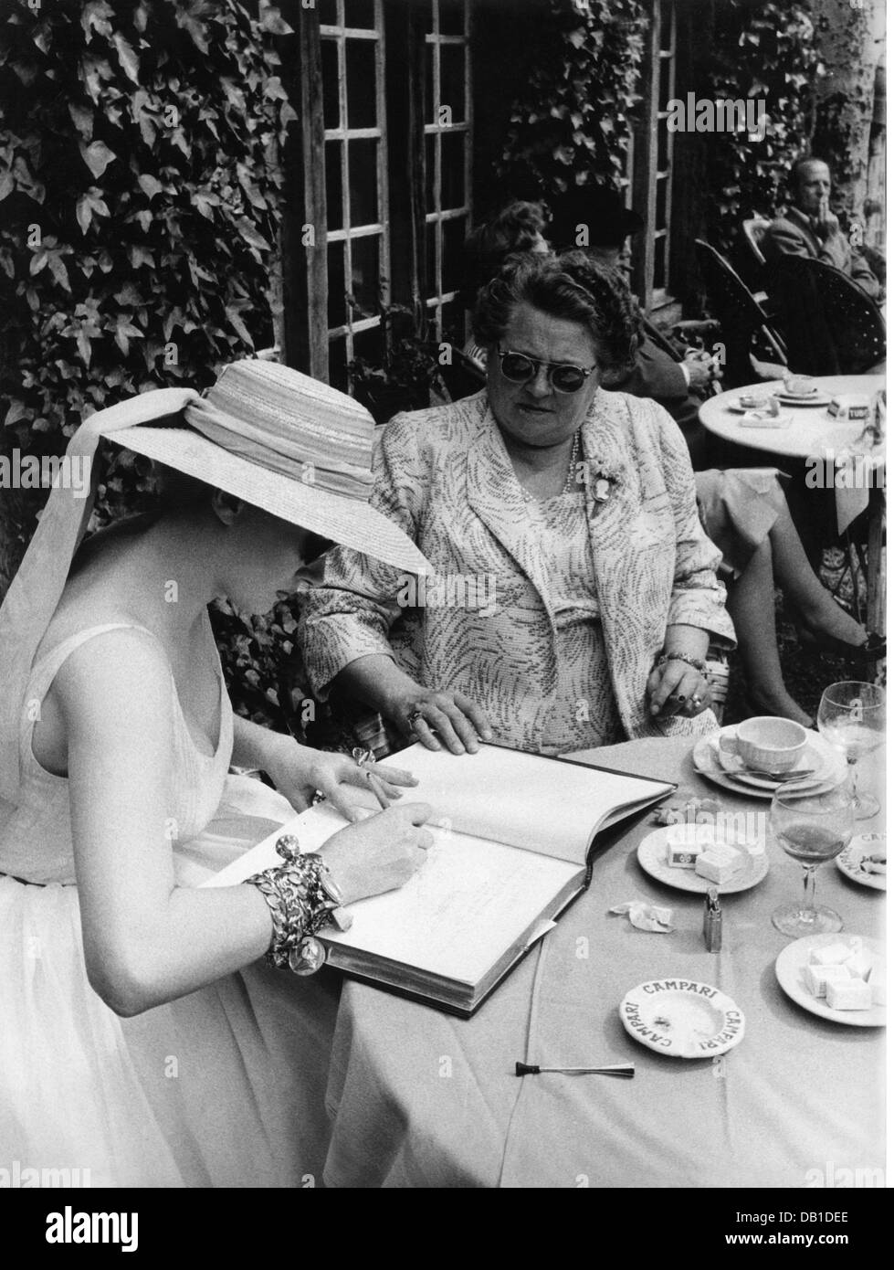 Ekberg, Anita, 29.9.1931 - 11.1.2015, attrice svedese, mezza lunghezza, con sua madre, 1957, Foto Stock