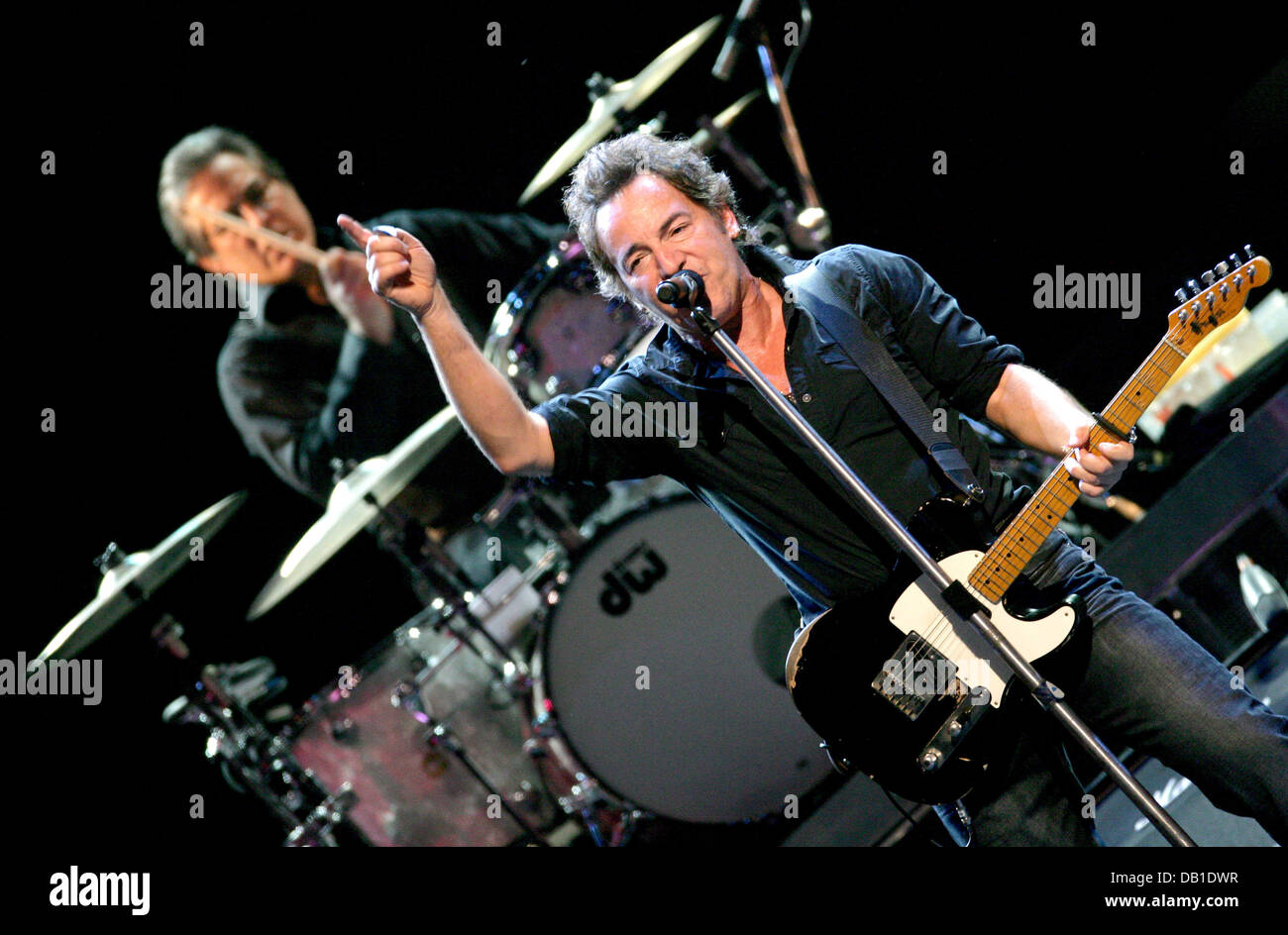 Noi musicista rock Bruce Springsteen (R) e la sua banda del batterista Max Weinberg (L) eseguire durante una mostra di 'Boss' e il suo leggendario E-Street Band a Colonia, Germania, 13 dicembre 2007. I musicisti sono attualmente in tournée in Europa, la loro chiusura mostra è il programma per il 19 dicembre a Londra, Regno Unito. Foto: Rolf Vennenbernd Foto Stock