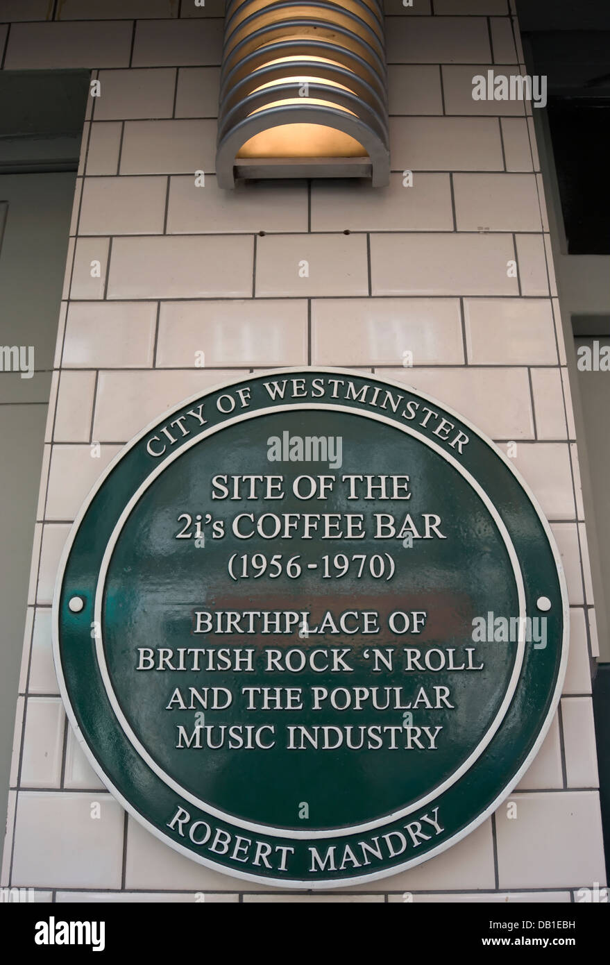 Consiglio di westminster green lapide segna il sito del 2i caffè del bar, descritta come il luogo di nascita del british rock and roll Foto Stock