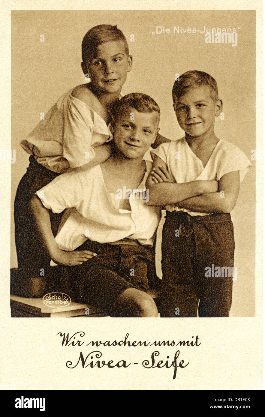 Pubblicità, cosmetici, i Nivea Boys, pubblicità per il sapone Nivea, slogan pubblicitario: 'Wir waschen uns mit Nivea-Seife' (ci laviamo con il sapone Nivea), Germania, 1925, diritti aggiuntivi-clearences-non disponibile Foto Stock