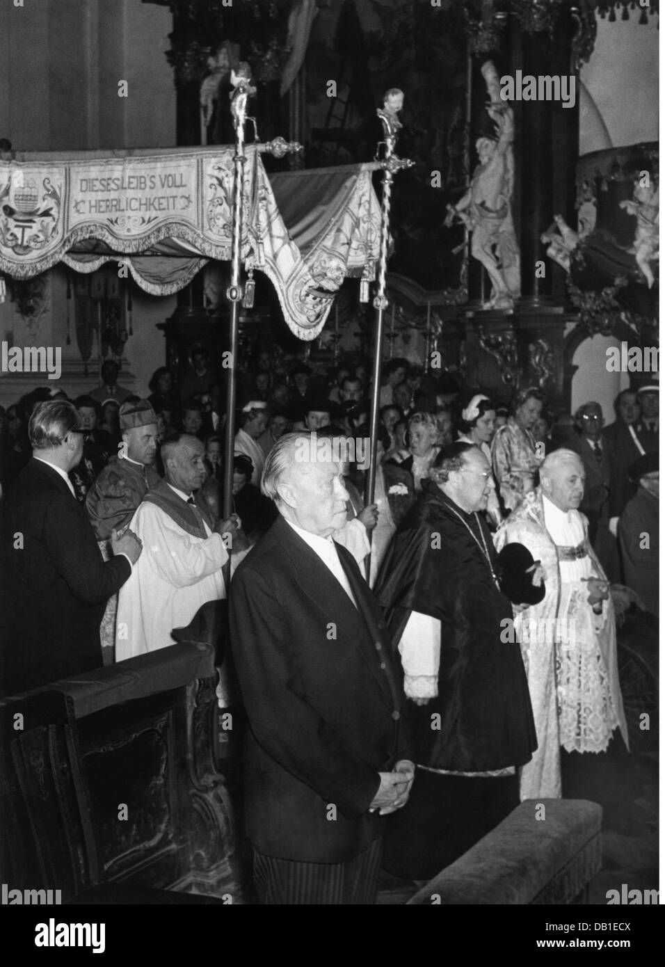 Adenauer, Konrad, 5.1.1876 - 19.4.1967, politico tedesco, (, CDU), Cancelliere federale 15.9.1949 - 16.10.1963, a metà della lunghezza, alle nozze di Franz Josef Strauss e Marianne Zwicknagl, abbazia Rott am Inn, 4.6.1957, alle spalle: Arcivescovo di Monaco e Freising Joseph Wendel, Foto Stock