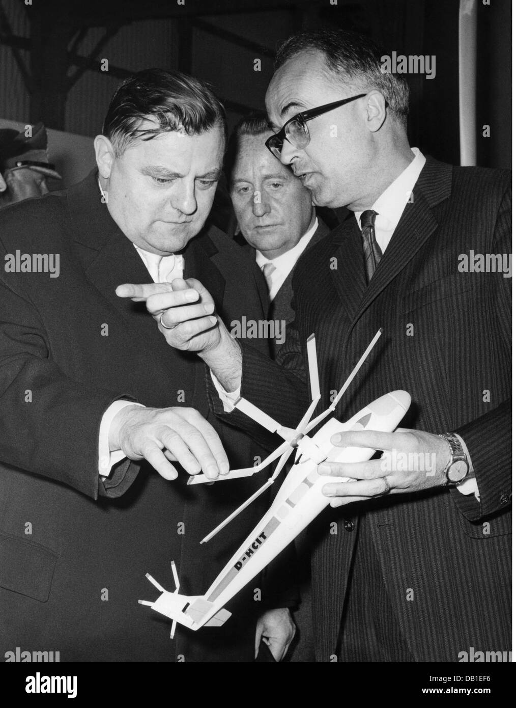Strauss, Franz Josef, 6.9.1915 - 3.10.1988, politico tedesco (CSU), ministro della Difesa federale 16.10.1956 - 9.1.1963, apertura della 4th fiera aerea tedesca, Aeroporto di Hannover-Langenhagen, 28.4.1962, presso lo stand della società Boelkow, Foto Stock