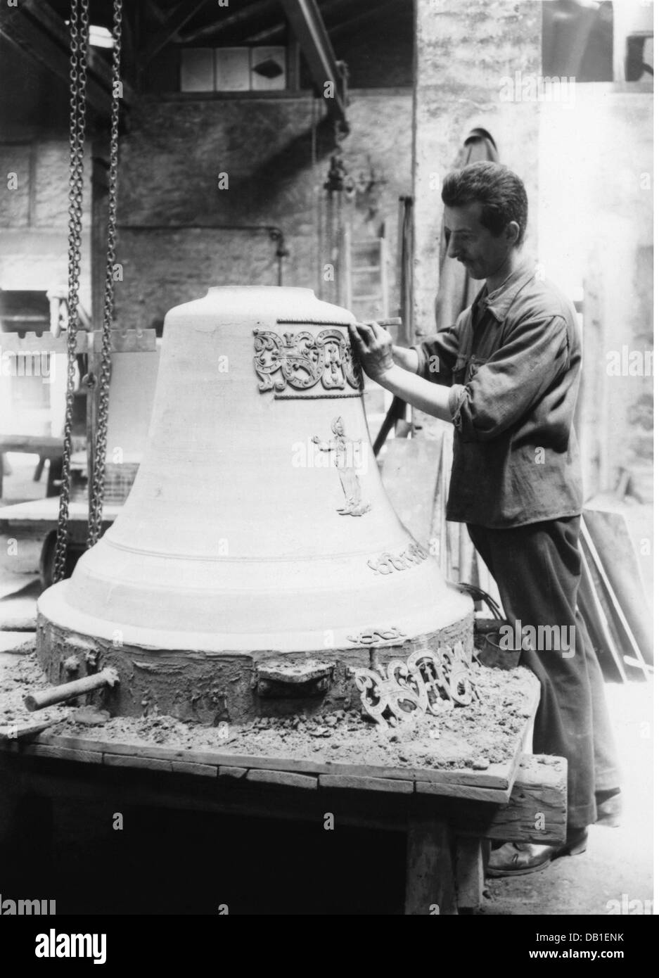 Artigianato, fondatore della campana, la "falsa campana", lavorando sulla fusione di stampo, fonderia di campana Joseph Pfundner, Vienna, anni trenta, Additional-Rights-Clearences-Not Available Foto Stock