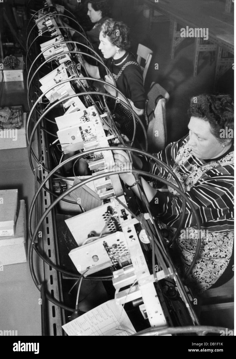 Industria, radio e televisori, Grundig Plant, Fuerth, produzione di  televisori, anni 50, , Additional-Rights-Clearences-Not Available Foto  stock - Alamy