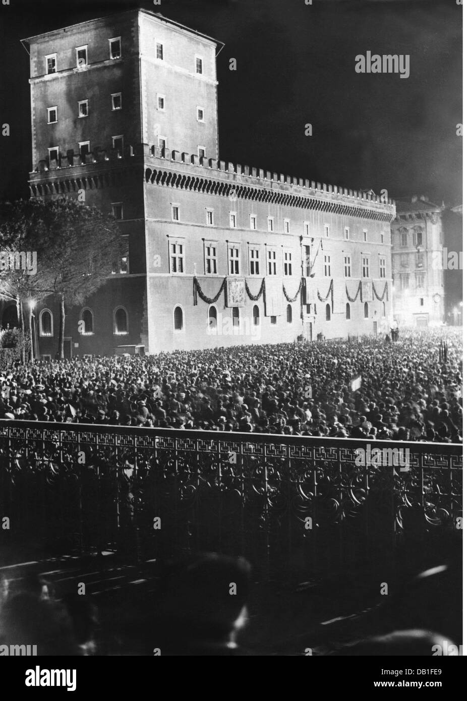 Nazismo / nazionalsocialismo, politica, asse Rom-Berlino, viaggio del Cancelliere del Reich Adolf Hitler in Italia, 3. - 10.5.1938, folla affascinata di fronte al Palazzo Venezia, Roma, 7.5.1938, asse Roma - Berlino, persone, edifici, edifici, fascismo, fascisti, fascisti, esaltazione, visita di Stato, visite di Stato, Germania, Reich tedesco, terzo Reich, anni trenta, 30, 20 ° secolo, politica, politica, affascinate, affascinante, storico, storico, diritti aggiuntivi-non disponibili Foto Stock