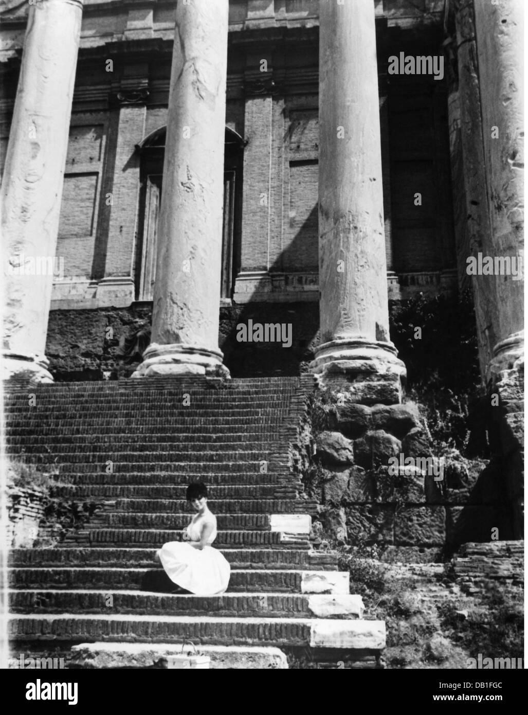 Collins, Joan, * 23.5.1933, attrice britannica, full length, di fronte al Tempio di Antoninus e Faustina, Roma, 1950s, Foto Stock