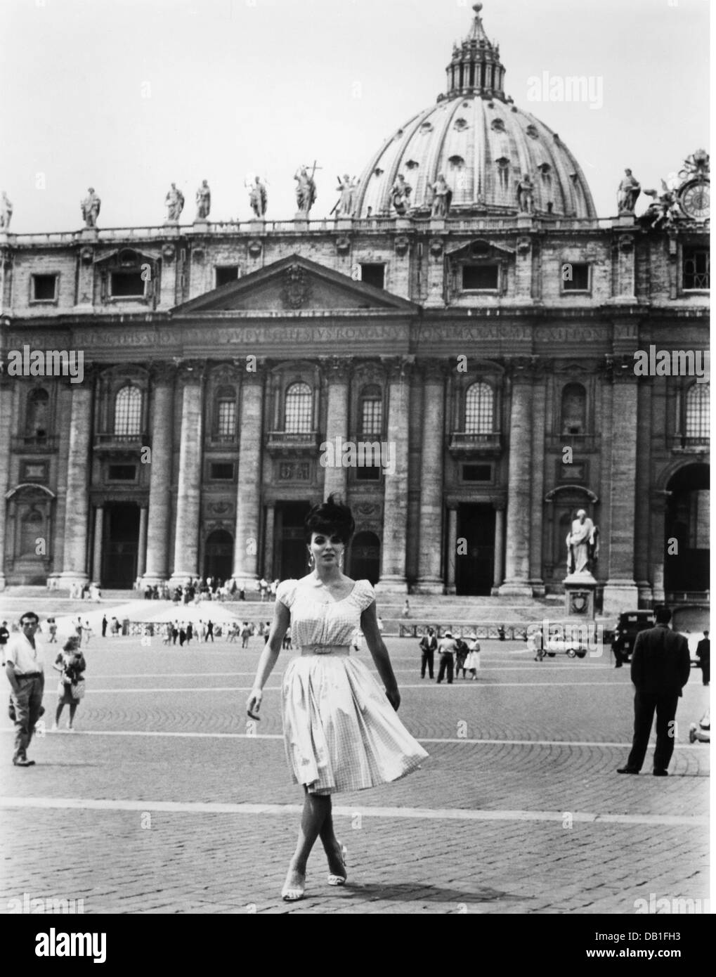 Collins, Joan, * 23.5.1933, attrice britannica, full length, su Piazza San Pietro, Roma, 1950s, Foto Stock