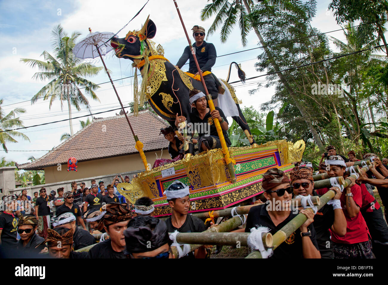 Il corteo funebre sul modo per motivi di cremazione, Bali Foto Stock