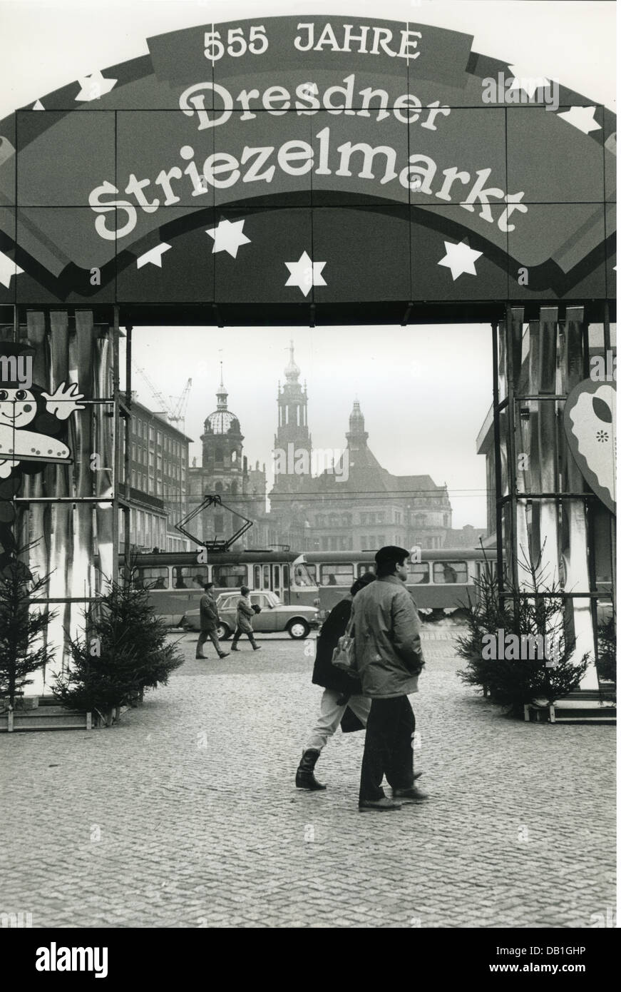 Geografia / viaggio, Germania, Dresda, '555 anni di Dresda Striezelmarkt', tradizionale mercatino di Natale sul marchio Altmark, vista verso il palazzo reale e Cappella reale, Est-Germania, inizio dicembre 1989, diritti aggiuntivi-clearences-non disponibile Foto Stock