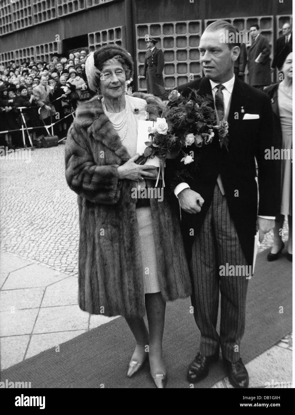 Victoria Louise, 13.9.1892 - 11.12.1980, Duchessa di Brunswick 2.11.1913 - 8.11.1918, con suo figlio Principe Cristiano di Hannover durante il matrimonio di Federico Augusto di Oldenburg con Maria Cecily di Prussia, Kaiser Wilhelm Gedaechtniskirche, Berlino, 4.12.1965, Foto Stock