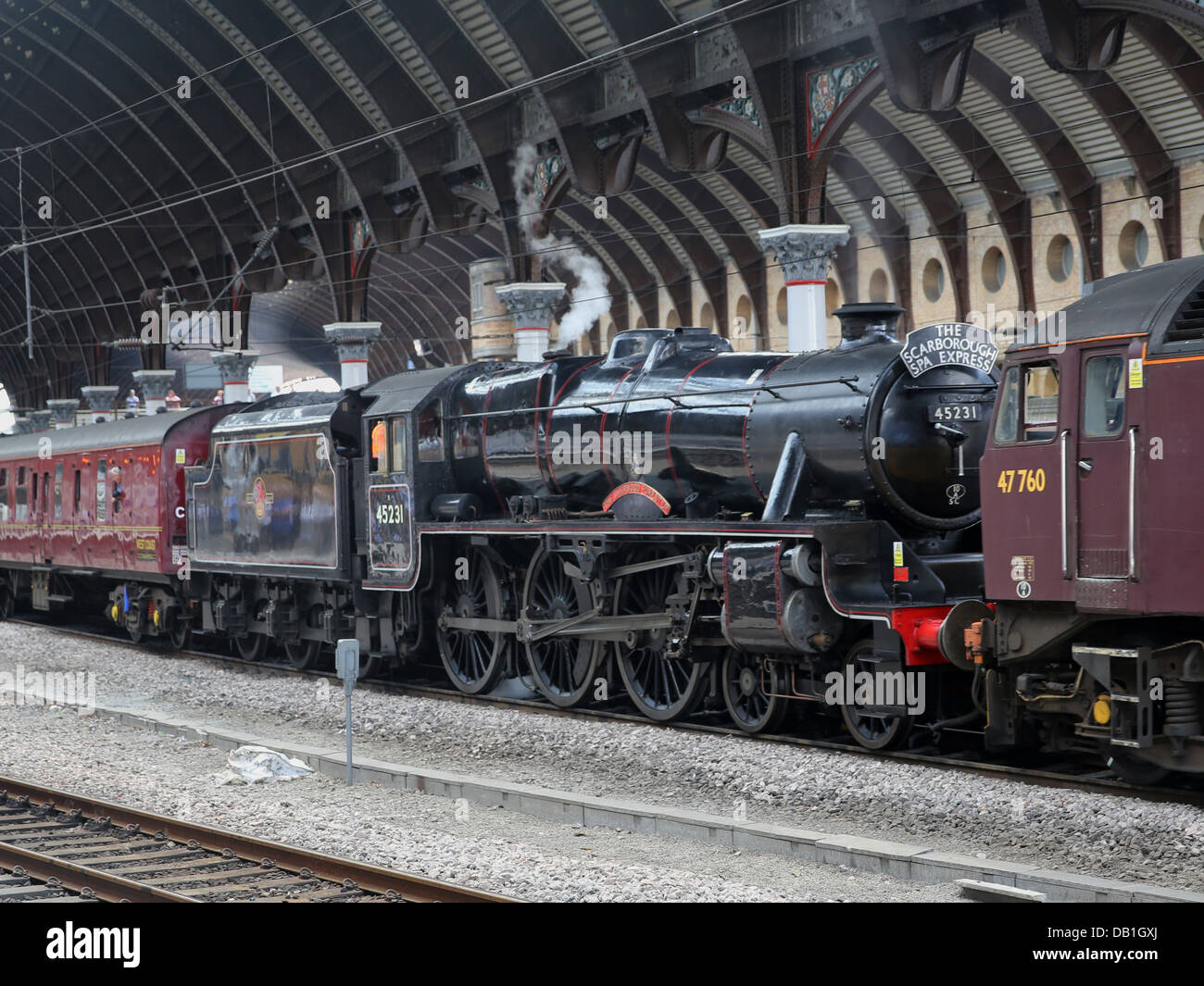 Conserve di LMS Stanier Class 5 4-6-0 locomotiva a vapore No.45231 su "Scarborough Spa Express' in York stazione ferroviaria Foto Stock