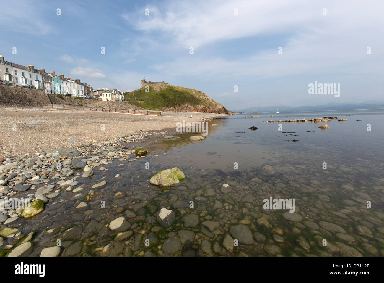 Città di Criccieth, Galles. Vista pittoresca di Criccieth's Marine terrazza residenziale e alloggi per vacanze Case. Foto Stock