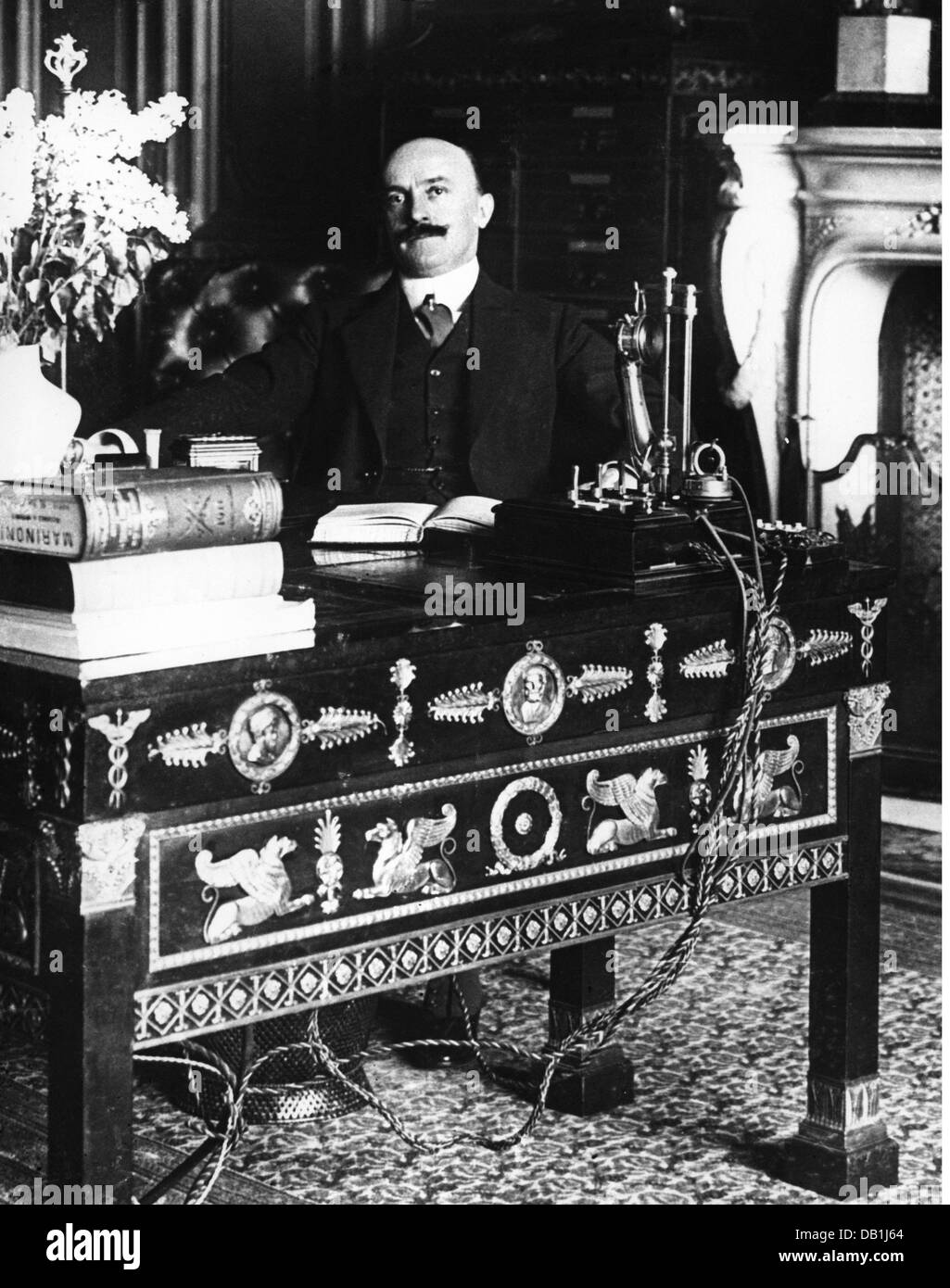 Caillaux, Joseph, 30.3.1863 - 21.11.1944, politico francese, ministro delle Finanze 2.3.1911 - 27.6.1911, 9.12.1913 - 17.3.1914, nel suo ufficio, circa 1912, Foto Stock