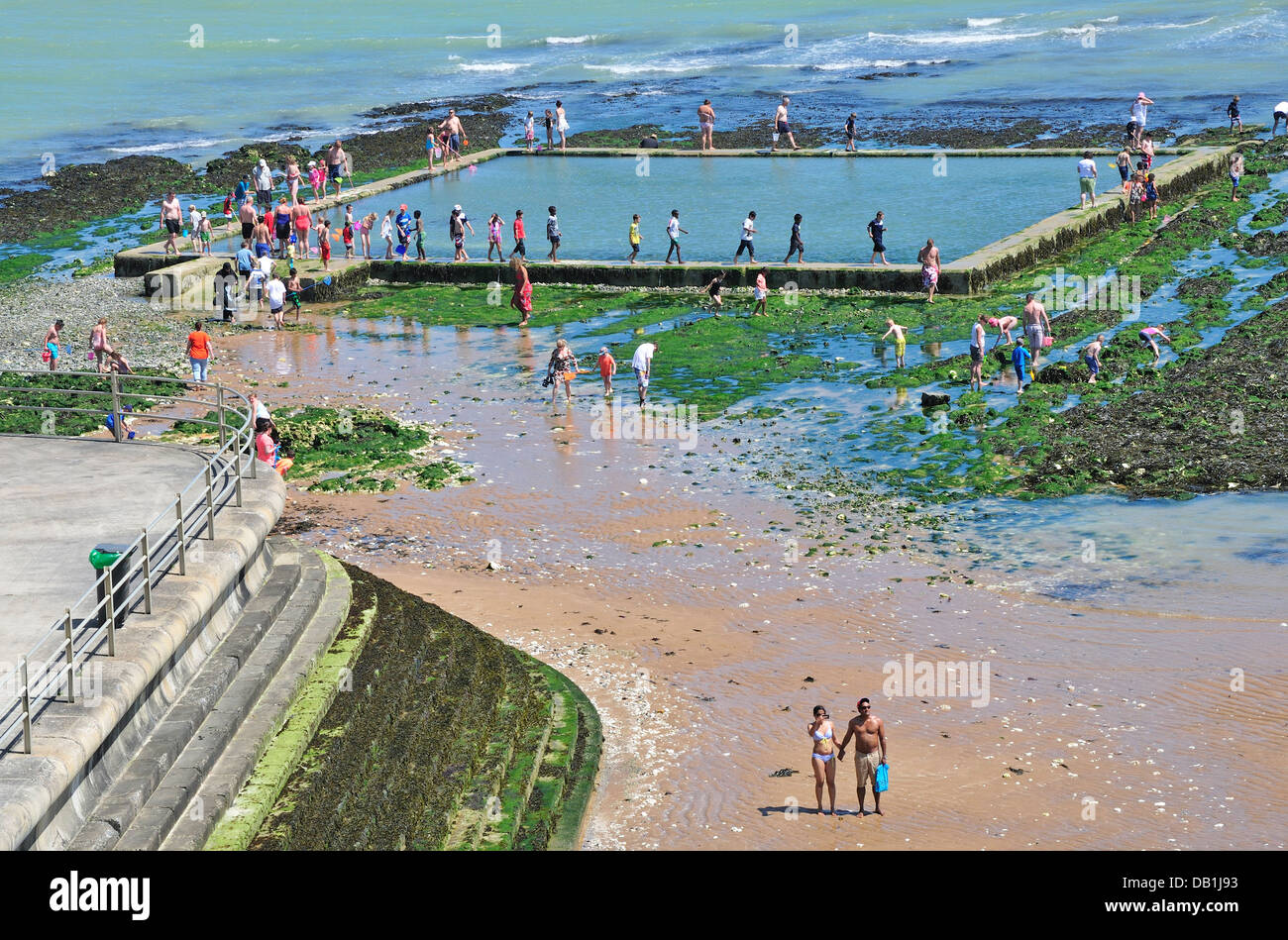 Broadstairs Kent, Inghilterra, Regno Unito. Tidal piscina di acqua di mare sulla spiaggia, ha rivelato a bassa marea Foto Stock