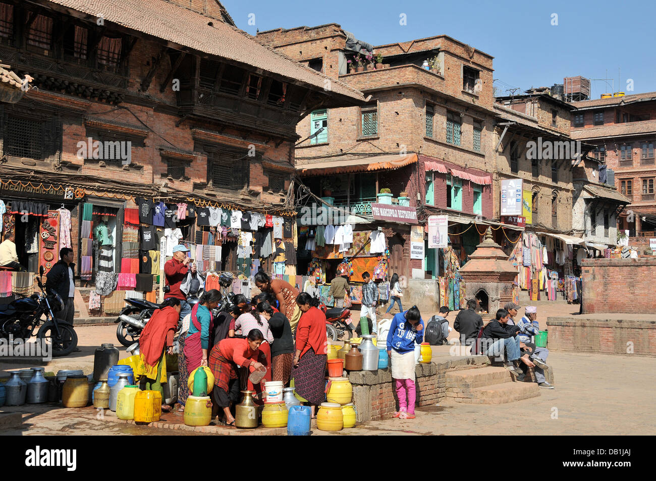 Scena di strada per andare a prendere l'acqua Bhaktapur Nepal Foto Stock