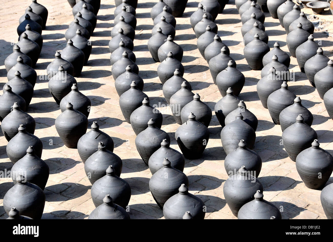 ceramiche che asciugano al sole in strada, Piazza della ceramica, Bhaktapur, Nepal Foto Stock