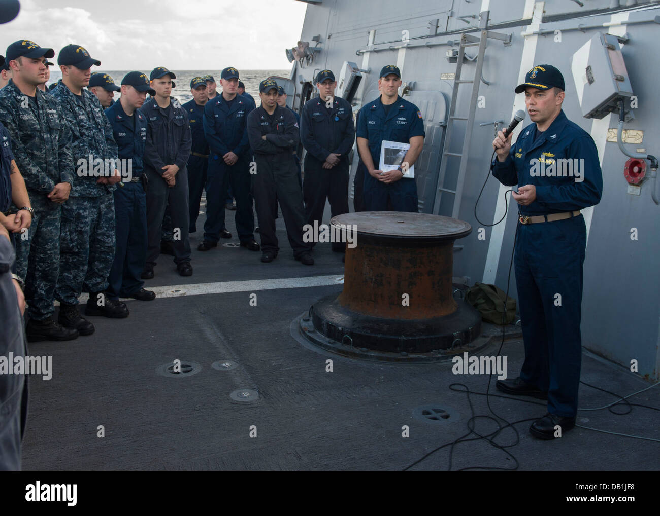 Il cap. Paolo Lyons, comandante del destroyer Squadron (DESRON) 15, parla ai marinai di Arleigh Burke-class guidato-missile dest Foto Stock