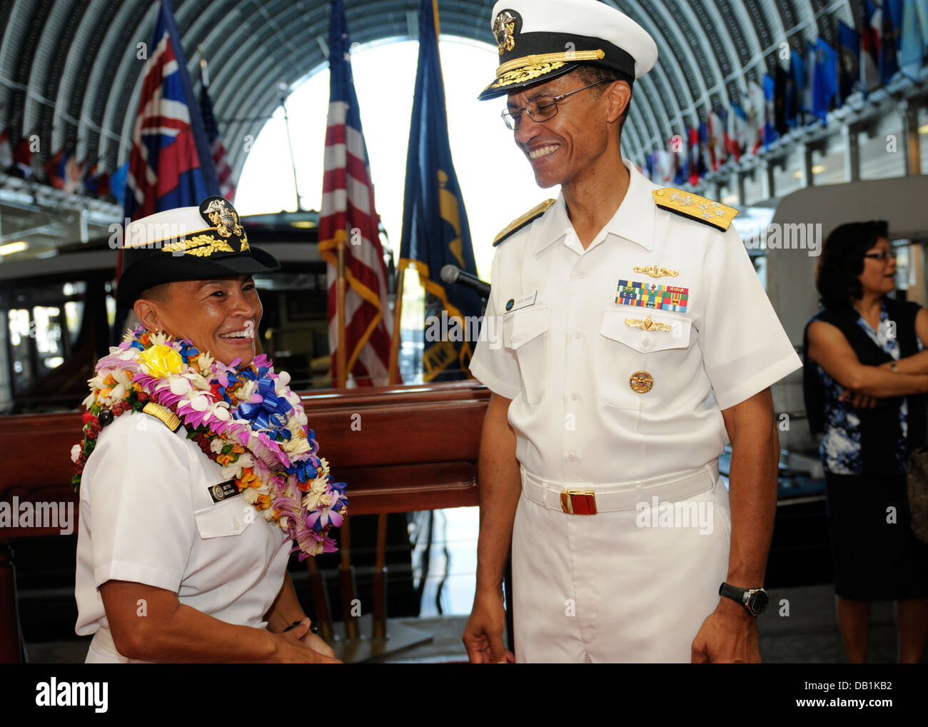 Adm. Cecil D. Haney, commander, U.S. Flotta del Pacifico, si congratula con Adm posteriore. Bette Bolivar, commander, Navy regione nord-ovest, af Foto Stock